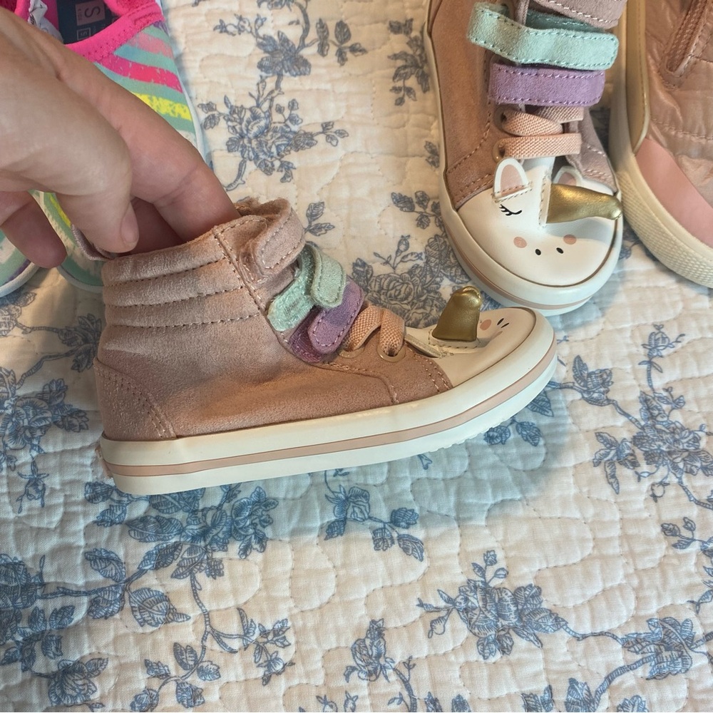 Toddler Girl Size 5 Shoe Bundle Old Navy, Cat & Jack, Speedo - Picture 6 of 13